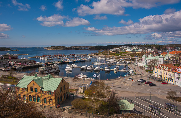 Strmstads fiske- och gsthamn. Fiskehamnen r levande med bland annat rkfiskebtar